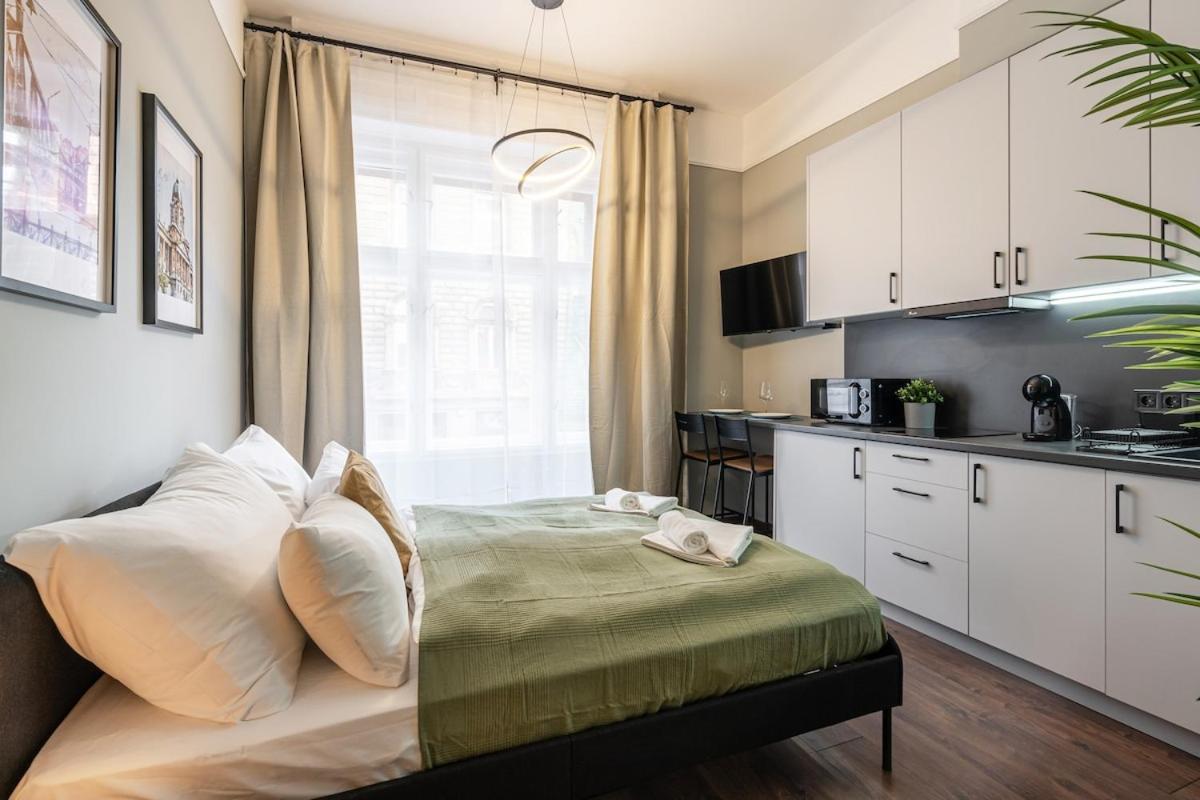 Premium 4 Bedroom On Maria St Apartmán