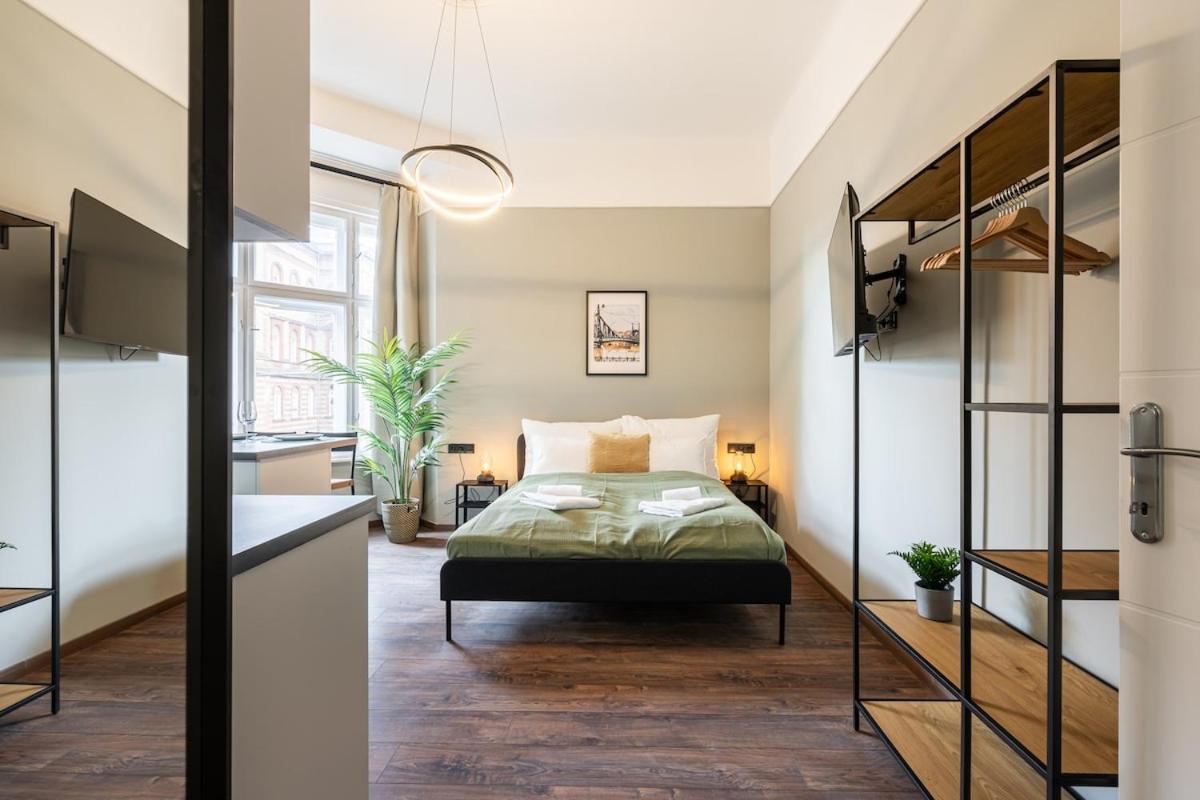 Premium 4 Bedroom On Maria St Apartment *