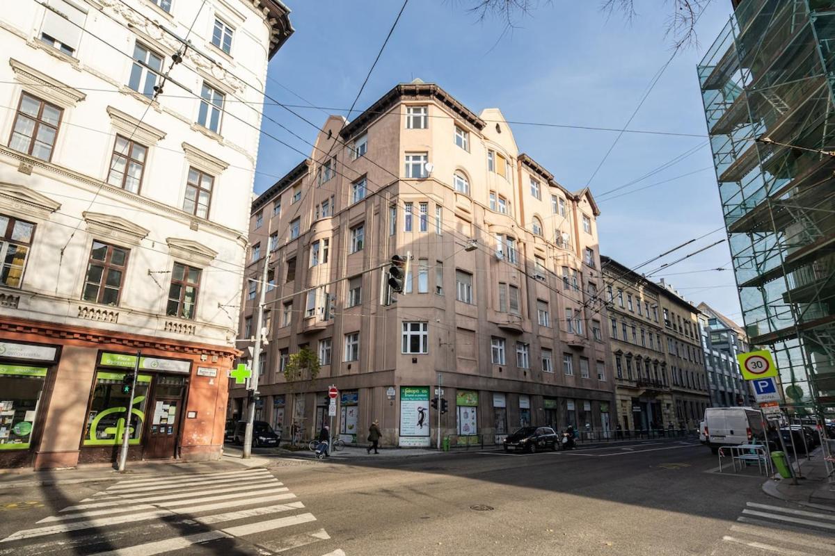 Premium 4 Bedroom On Maria St Apartment