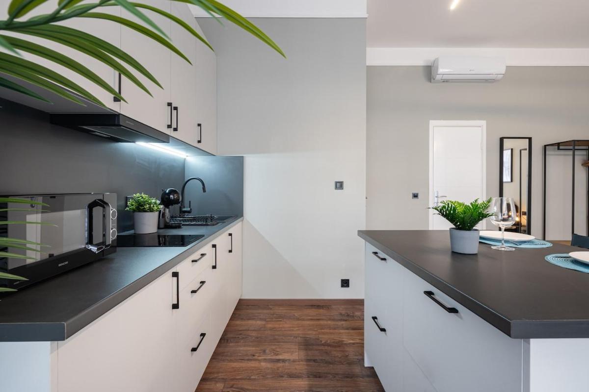 Premium 4 Bedroom On Maria St Apartment *