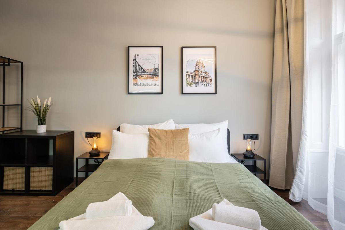 Premium 4 Bedroom On Maria St Apartment *
